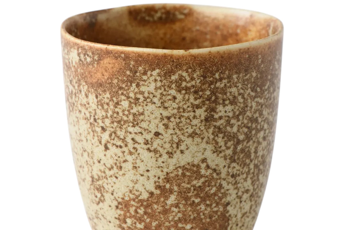 FINCHCRAFT Sand Fade teamug in speckled matte porcelain with warm sand and hazel brown tones, tapered design.